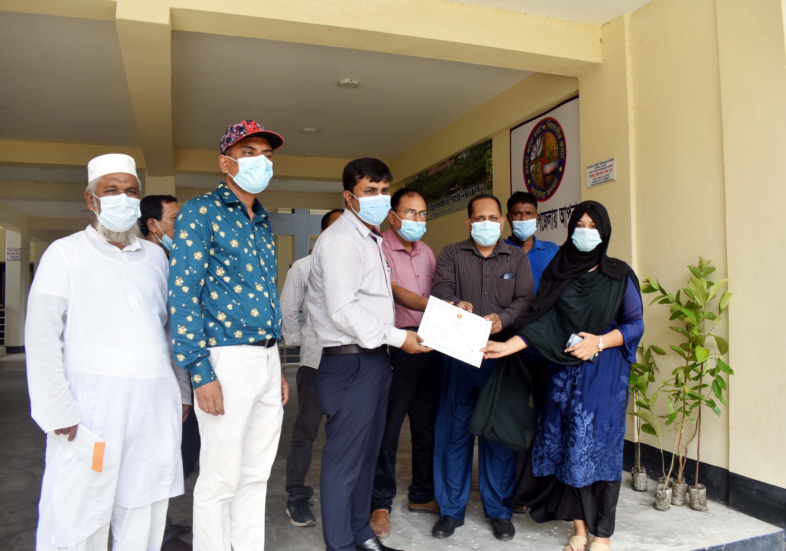 কাঠালিয়া আন্তর্জাতিক যুব দিবসে প্রশিক্ষন সনদ ও গাছের চারা বিতরণ
