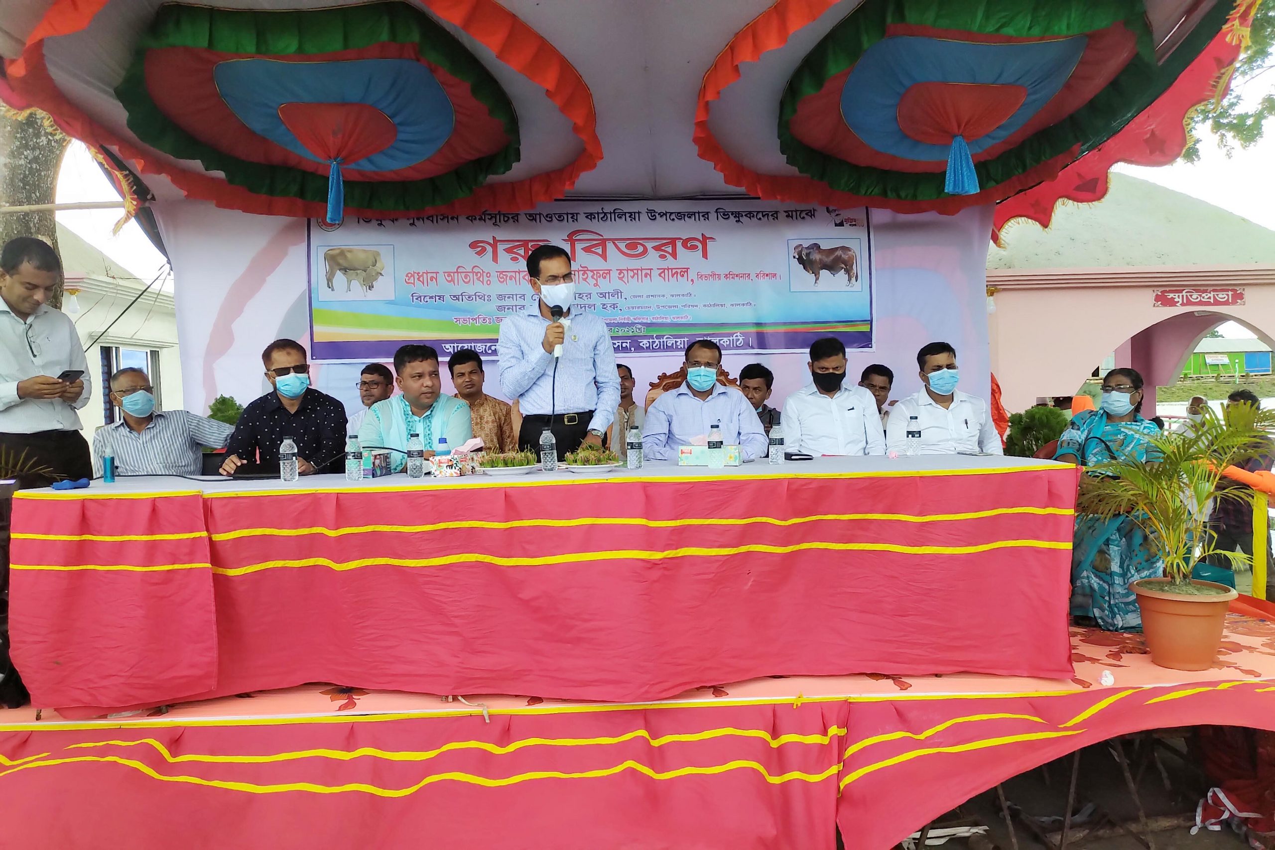 কাঠালিয়ায় ভিক্ষুকদের মাঝে গরু বিতরণ ও ছৈলার চর পরিদর্শনে বিভাগীয় কমিশনার