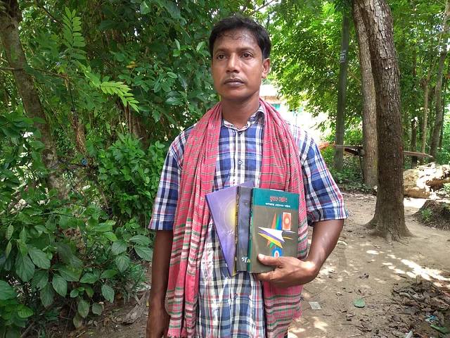 বালুশ্রমিক গুলজারে ২৪০০ কবিতা লিখেছেন