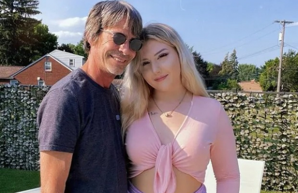 চাহিদা মেটানোর জন্য ৫৪ বছরের মাইকেলকে বিয়ে করলো ২১ বছরের তরুণী