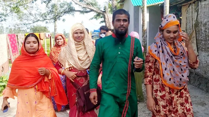 ৩ বউকে নিয়ে মাঠে নেমেছেন স্বামী, বড় বউয়ের নির্বাচনী প্রচারণায়
