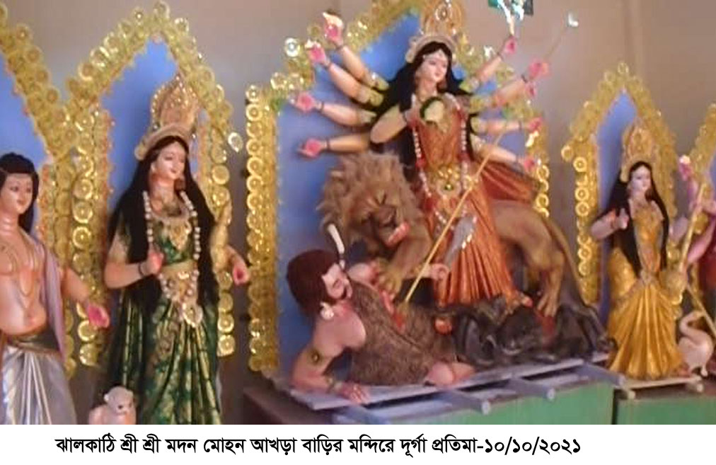 ঝালকাঠিতে প্রতিমার গায়ে শেষ রং-তুলির এর আচর দিচ্ছে প্রতিমা শিল্পিরা