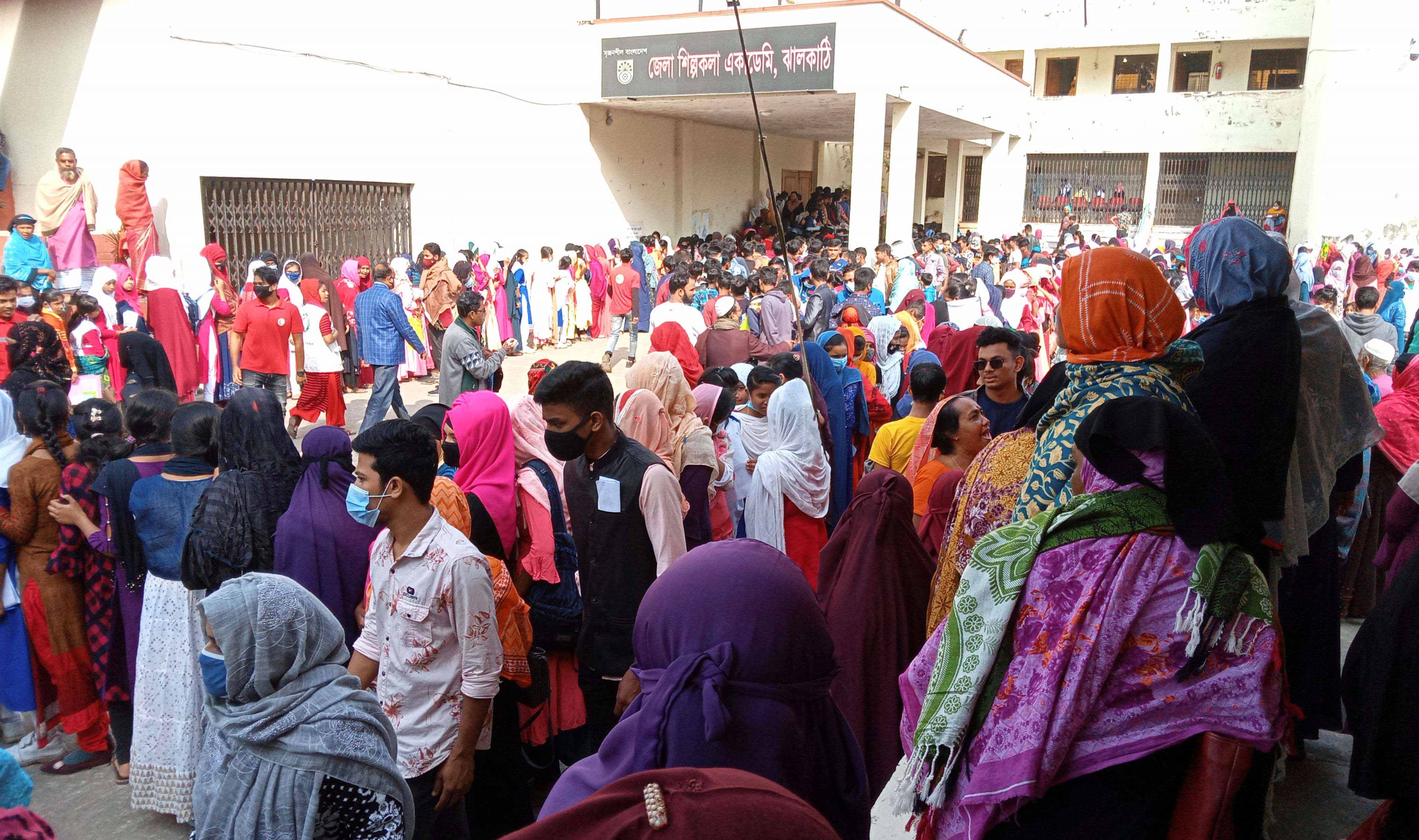 ঝালকাঠি জেলায় স্বাস্থ্য বিভাগের কোভিড-১৯ সুরক্ষা ভ্যাকসিন প্রদানের বিশাল কর্মযজ্ঞ