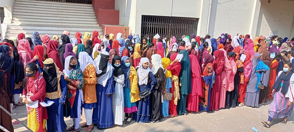 টিকা কেন্দ্রে নেই স্বাস্থ্যবিধি