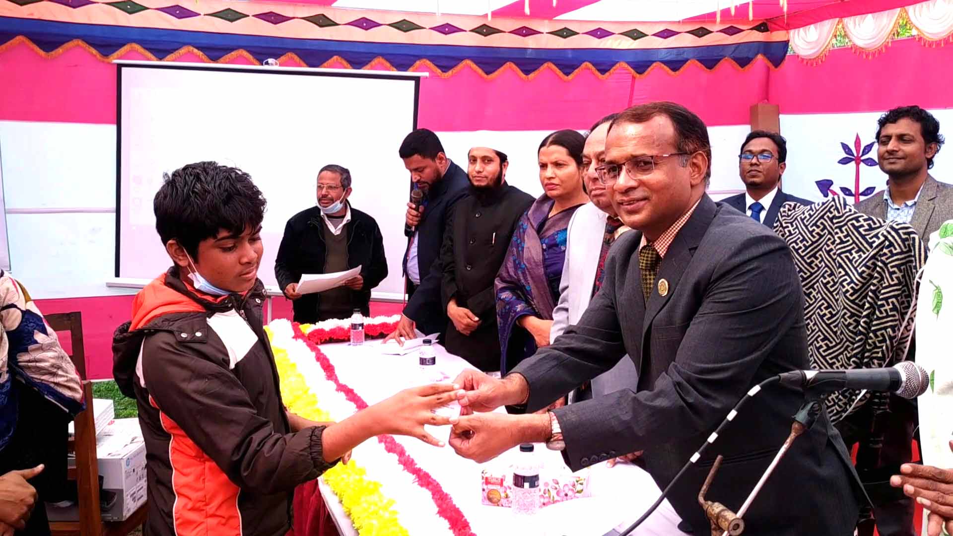 স্বাধীনতার স্বাদ সাধারণ মানুষের দোরগোড়ায় পৌঁছে দিতে সরকার কাজ করছে : আমু