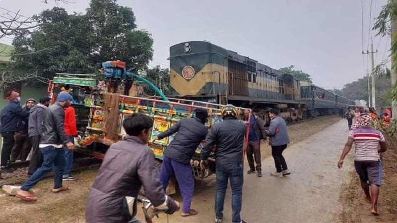 ট্রেনে সাত সকালে কাটা পড়ে, প্রাণ হারালো ৩