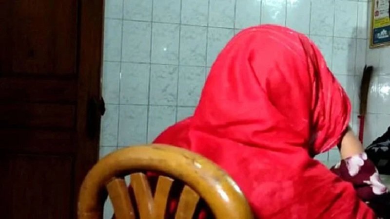 স্বামীকে বেঁধে রেখে স্ত্রীকে গণধর্ষণের অভিযোগ!