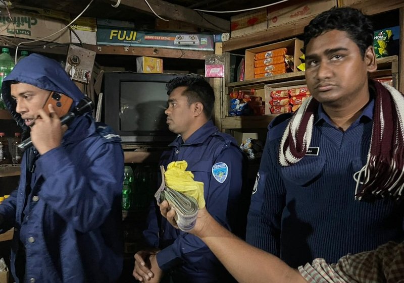 ৩ পুলিশ সদস্যকে ছিনতাইকালে ধাওয়া করে ধরলো জনতা