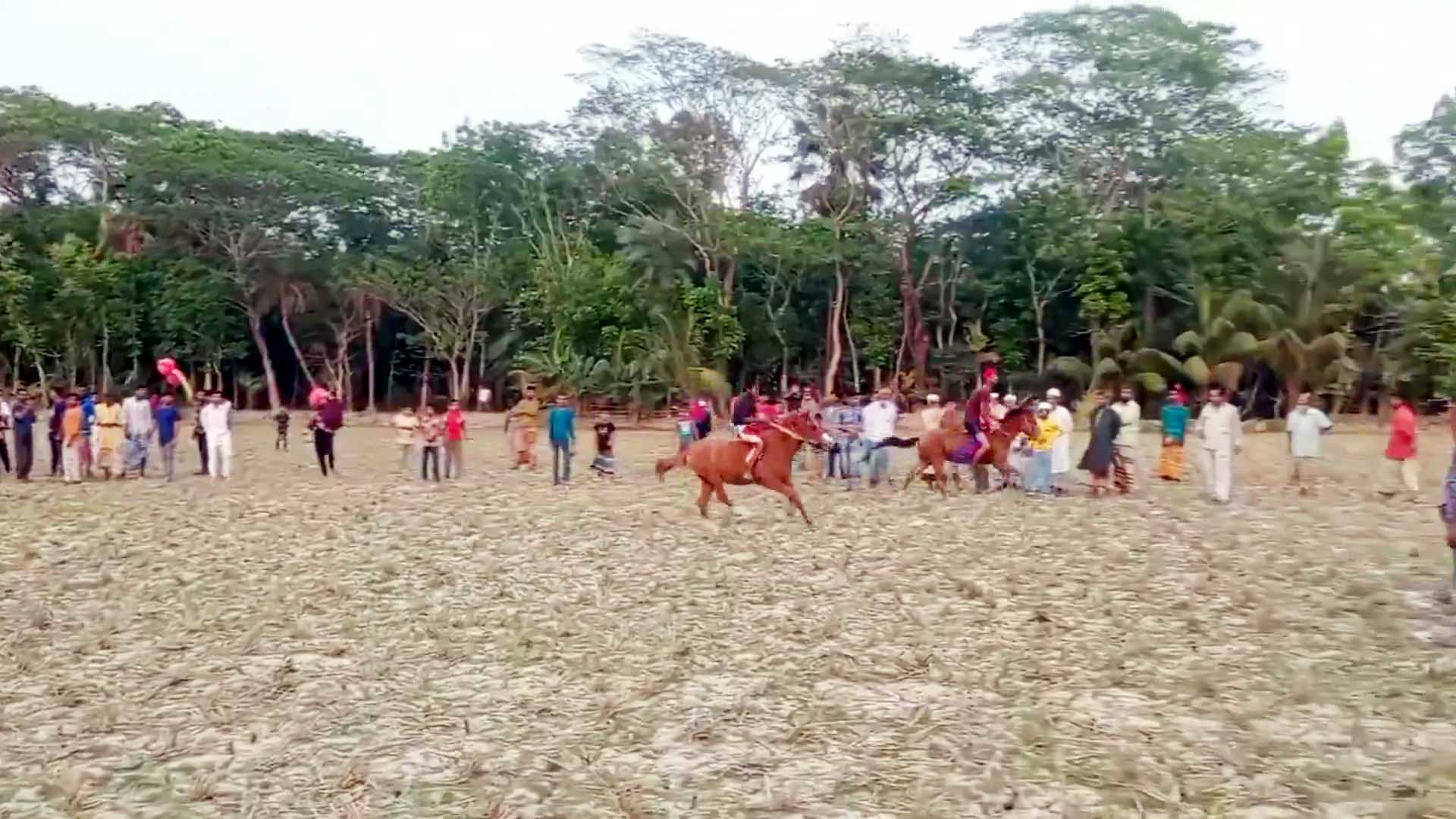 ঝালকাঠিতে ঐতিহ্যবাহি ঘোড়ার দৌড় প্রতিযোগিতা অনুষ্ঠিত