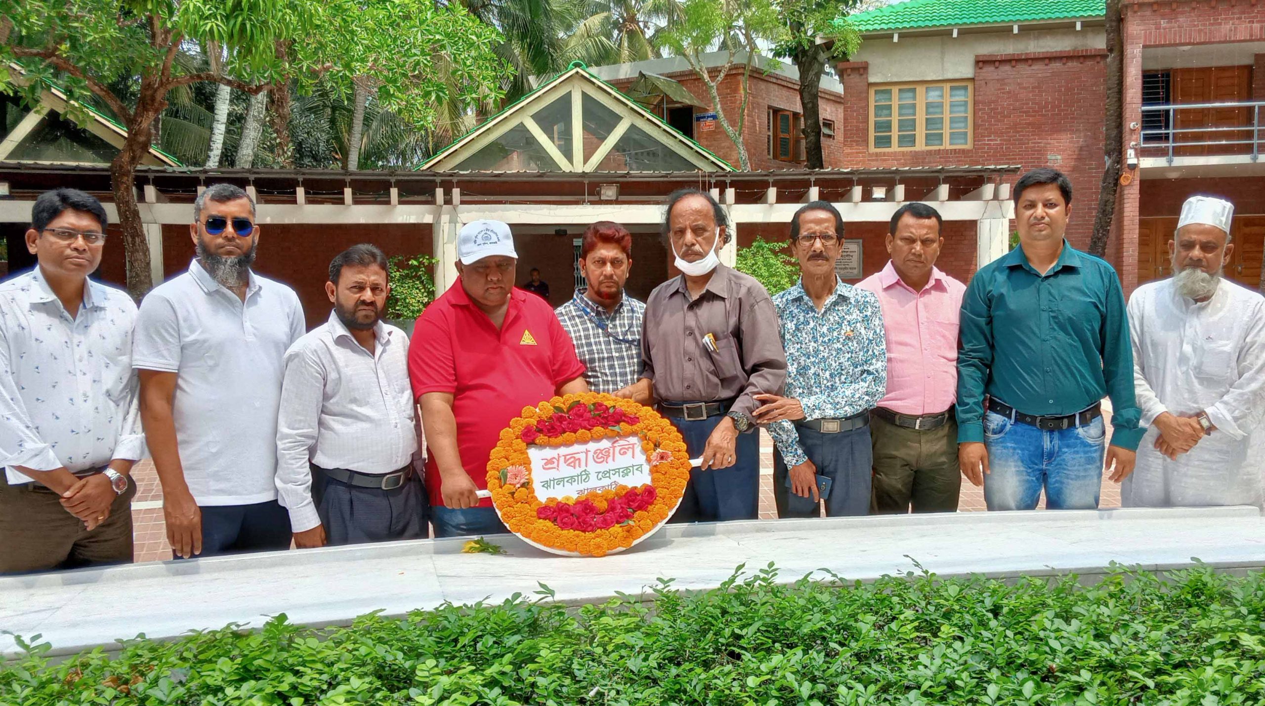 ঝালকাঠি প্রেসক্লাবের নবনির্বাচিত কমিটির বঙ্গবন্ধুর সমাধি সৌধে শ্রদ্ধা নিবেদন