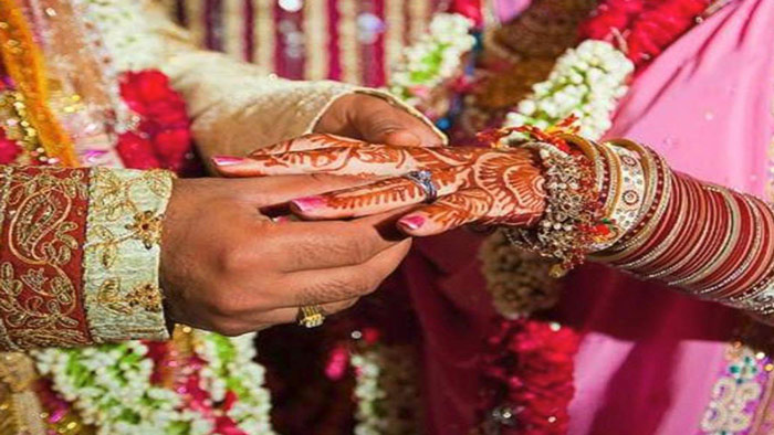পুলিশ পরিদর্শককে ৬০ লাখ টাকা দেনমোহরে বিয়ে করলেন এসপি মোক্তার