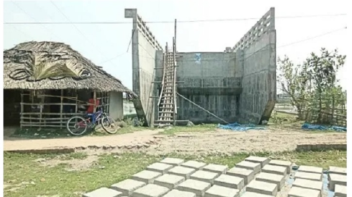 ৯ কোটি টাকার সেতুতে উঠার জন্য সাহায্য নিতে হয় কাঠের সিঁড়ির