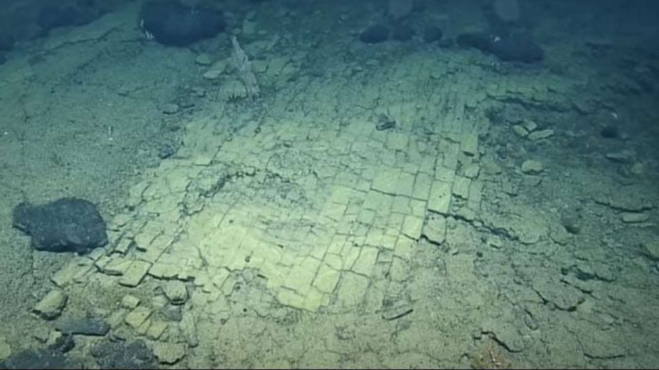 সড়ক পথের সন্ধান মিলেছে প্রশান্ত মহাসাগরের নিচে