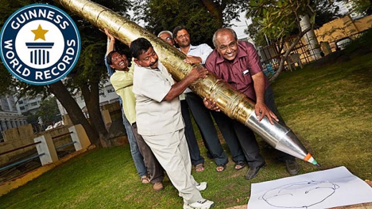 বিশ্বের সবচেয়ে বড় কলম, যার ওজন ৩৭ কেজি