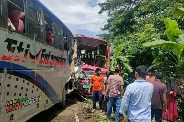 নলছিটিতে দুই যাত্রীবাহী বাসের মুখামুখি সংঘর্ষ আহত ২০