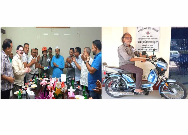 ঝালকাঠির সাংবাদিক মানিক রায়কে মটরসাইকেলের চাবি ও কাগজপত্র হস্তান্তর করেছে