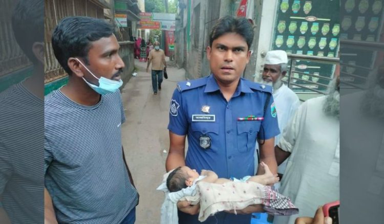 ডাস্টবিন থেকে উদ্ধার হওয়া নবজাতক, ফিরলো বাবা-মায়ের কাছে