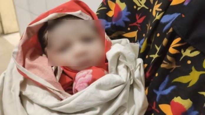 ট্রাকচাপায় পরিবারের তিন সদস্য নিহত, পেট ফেটে সড়কে প্রসব করা নবজাতক জীবিত