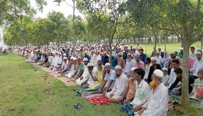 বৃষ্টি কামনায় নামাজ ও মোনাজাত জয়পুরহাটে