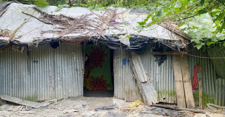 ৮ মেয়ে ও ২ ছেলেকে নিয়ে জরাজীর্ণ ও ঝুপড়ি ঘরে মানবেতর জীবনযাপন করছেন মো. নাজিম উদ্দিন