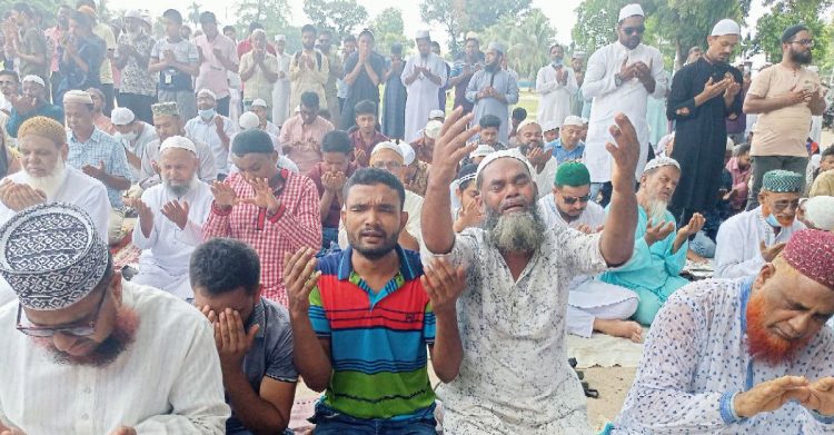 বৃষ্টির জন্য মুসুল্লিদের বিশেষ নামাজে কান্না