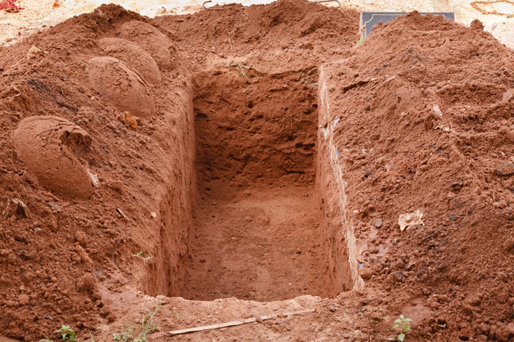 সব কিছুর পরে এবার বাড়েছে কবরের দাম