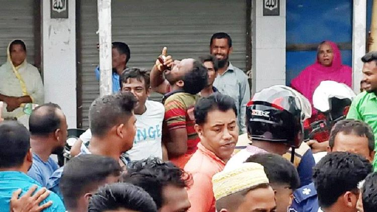 জব্দ করা ফেনসিডিল ছিনিয়ে নিয়ে পুলিশের সামনেই খেল মাদকসেবীরা