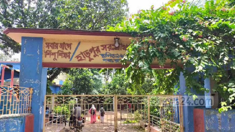 শিক্ষিকাকে স্কুলে প্রকাশ্যে কান ধরে ওঠবস