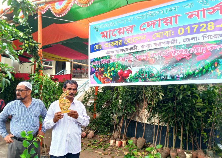 ঝালকাঠিতে সপ্তাহব্যাপী বৃক্ষমেলায় বিভিন্ন জাতের বনজ ও ফলজ চারা বিক্রি
