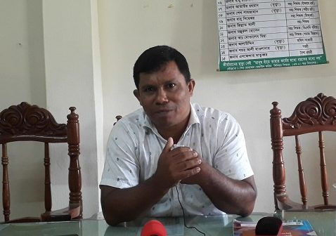 স্কুল শিক্ষকের দাবি বঙ্গবন্ধুর বংশের লোক সে!