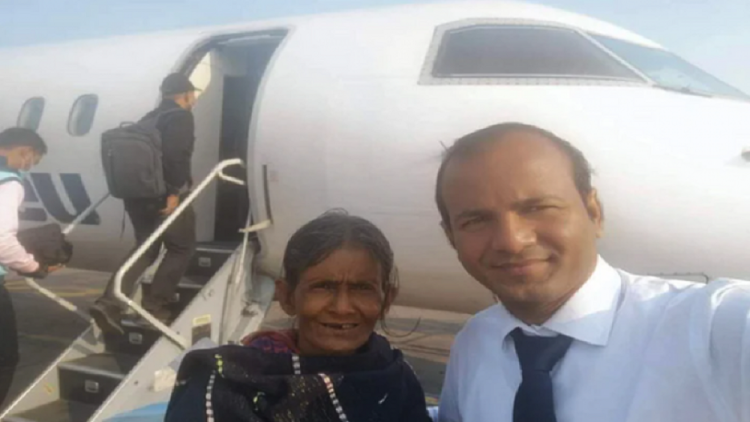 চাকরি পেয়েই বিমানে চড়িয়ে মায়ের ইচ্ছেপূরণ