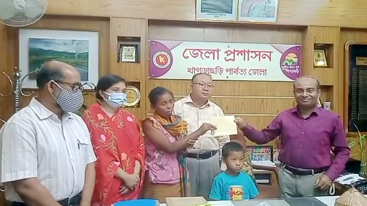 অভাবের তাড়নায় সন্তান বিক্রি করায় সু-রক্ষার দায়িত্ব নিয়েছে জেলা প্রশাসন