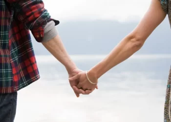 পরকীয়া প্রেমের টানে দুই সন্তান রেখে প্রেমিকের হাত ধরে ঘর ছাড়লো প্রবাসীর স্ত্রী