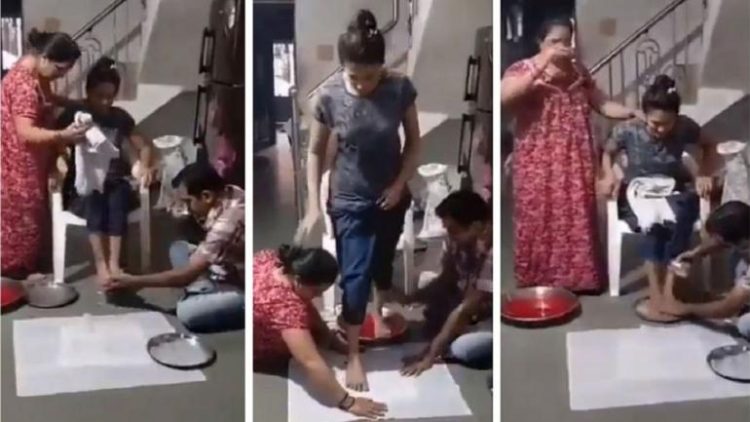 শ্বশুরবাড়ি পাঠানোর আগে মেয়ের পা ধুয়ে দুধ পান করলেন বাবা-মা