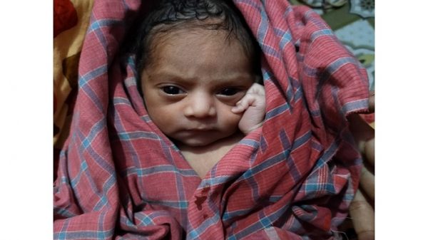 রেললাইনের পাশে ব্যাগে পাওয়া গেলো নবজাতক
