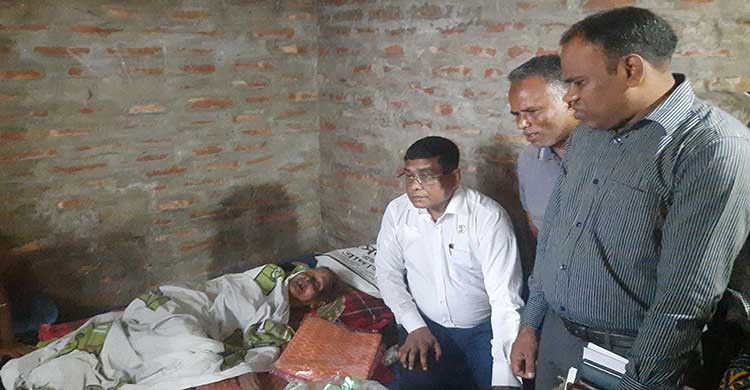 সন্তান রাস্তায় ফেলে গেল বৃদ্ধা মাকে, পাশে দাঁড়ালেন ডিসি