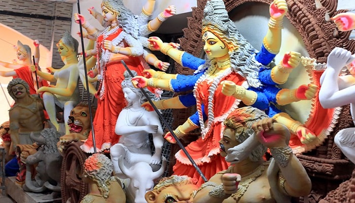 শারদীয় দুর্গোৎসব, রং-তুলির আঁচড়ে চলছে শেষ রূপায়নের কাজ