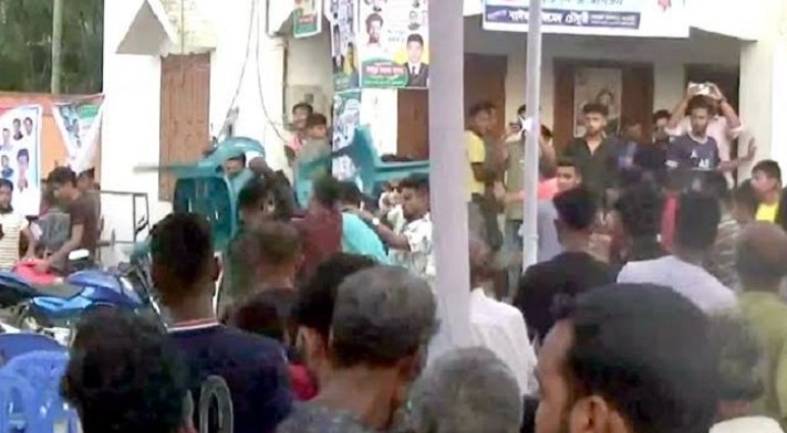 প্রতিমন্ত্রী’র সামনেই ছাত্রলীগের ২ গ্রুপের মারামারি