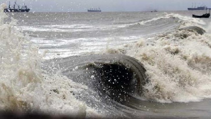 সমুদ্রবন্দরে ৩ নম্বর সতর্কতা সংকেত দেখিয়ে যেতে বলা হয়েছে