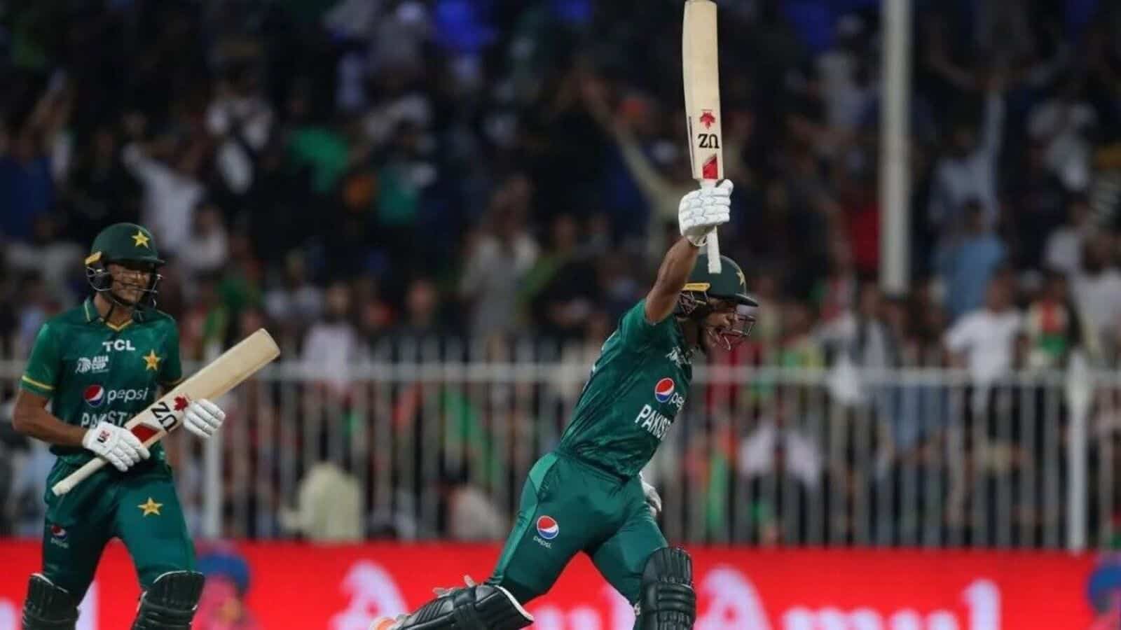 দুই বলে দুই ছক্কা হাঁকিয়ে এশিয়া কাপে নাসিমের বিশ্বরেকর্ড