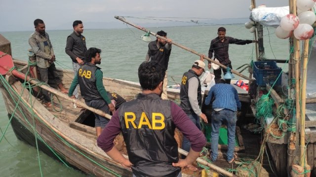 বঙ্গোপসাগরে র‍্যাবের অভিযানে ১২ দস্যু  অস্ত্রসহ গ্রেফতার