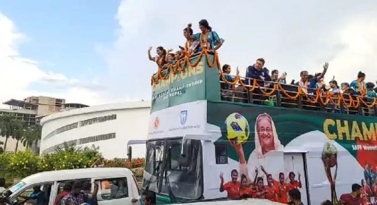 চ্যাম্পিয়ন ট্রফি নিয়ে ছাদখোলা বাসে মেয়েরা, ভালোবাসায় সিক্ত