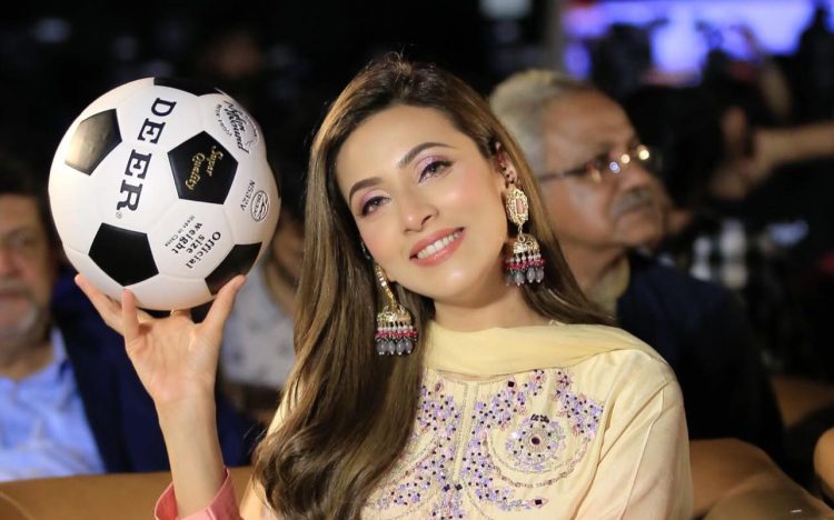 যাকে গালি দিয়েছেন, তাকেই তালি দেবেন : মিম