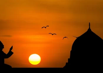 বাবা-মা’কে মেনে চলতে হুকুম দেয় ইসলাম
