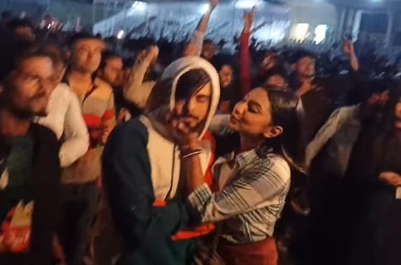 প্রকাশ্যে সিয়ামের গালে চুমু খেলো সুনেরাহ, প্রতিক্রিয়ায় চড় মারলেন নায়ক