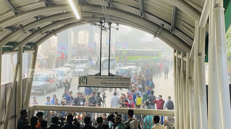 ইতিহাসের সাক্ষী হতে মেট্রো স্টেশনে যাত্রীদের দীর্ঘ লাইন