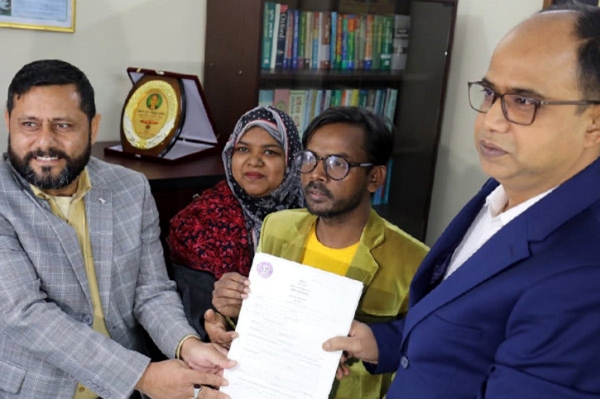 মনোনয়নপত্র সংগ্রহে হিরো আলম