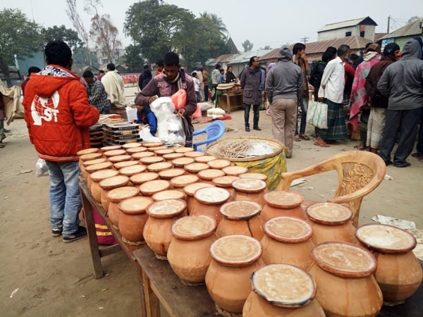 সিরাজগঞ্জে তিনশত বছরের ঐতিহ্যবাহী দইমেলা অনুষ্ঠিত হয়েছে