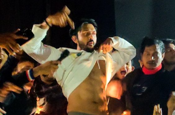 ভক্তদের ‘সিক্স প্যাক’ দেখিয়ে দিলেন সিনেমা হলেই শুভ