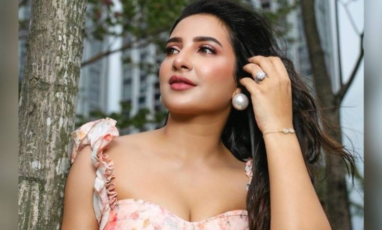 শুভশ্রীর প্রকাশ্যে চুমুতে সমালোচনার ঝড়!